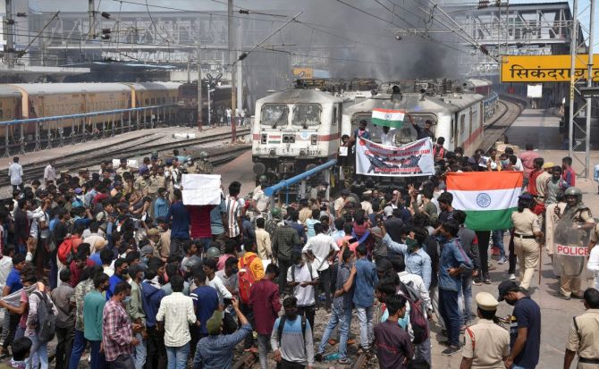 protests-against-agnipath-scheme-more-than-200-trains-affected-across-india
