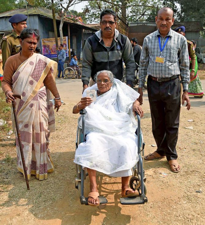 lok-sabha-elections-senior-citizens-of-above-85-years-in-madhya-pradesh-can-avail-home-voting-facility