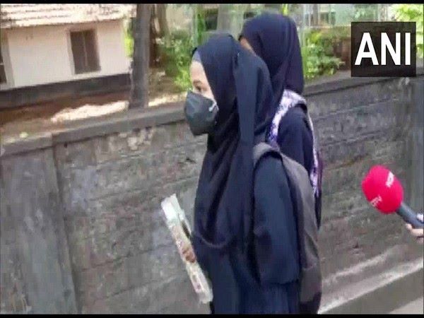 2-karnataka-students-challenge-hijab-ban-return-home-without-writing-exam