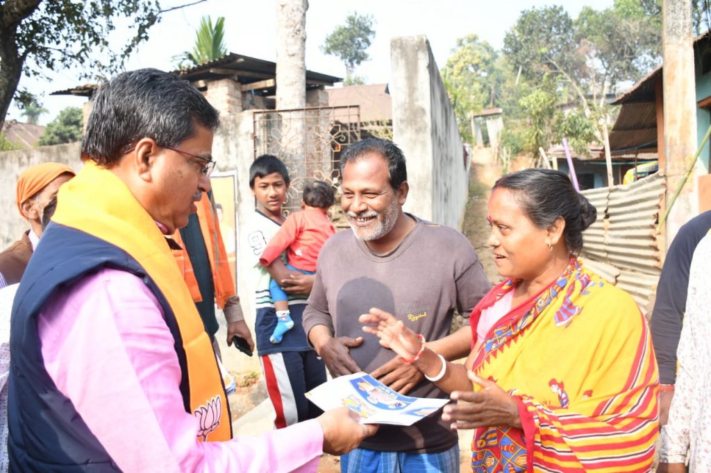 tripura-cm-manik-saha-conducts-door-to-door-campaign-in-agartala
