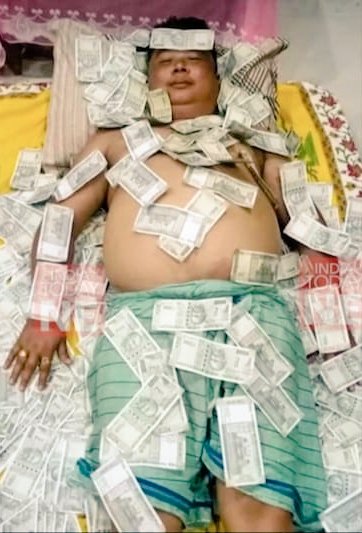 Assam politician ‘sleeps’ on stacks of INR 500 currency notes; storm of backlash ensues 