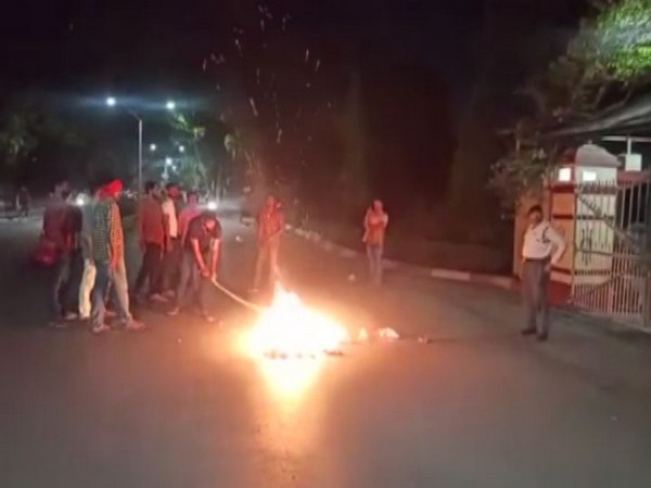 bhu-students-protest-against-vcs-iftar-party-burn-his-effigy