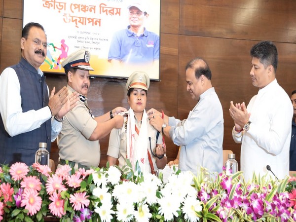 assam-cm-hands-over-appointment-letter-as-dsp-to-commonwealth-games-gold-medalist
