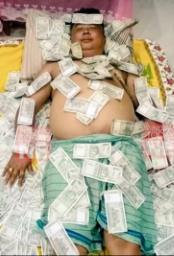 Assam politician ‘sleeps’ on stacks of INR 500 currency notes; storm of backlash en ..