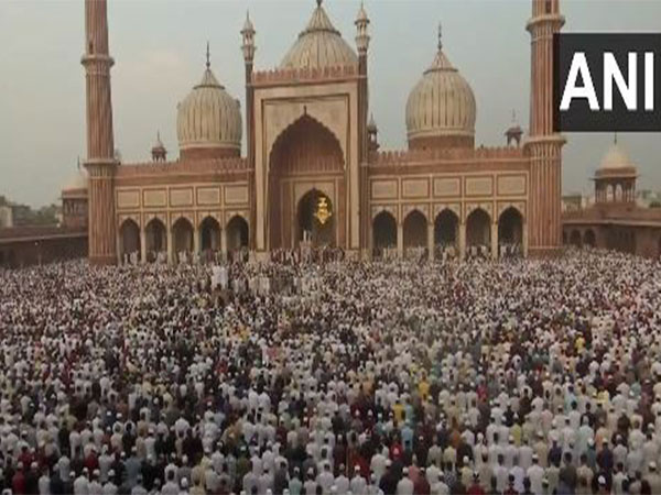 mass-gatherings-at-mosques-for-eid-ul-fitr-namaz-mark-festive-celebrations-nationwide