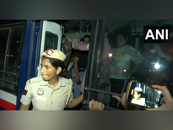 police-detain-protestors-opposing-sc-order-to-relocate-stray-dogs-in-delhi-ncr