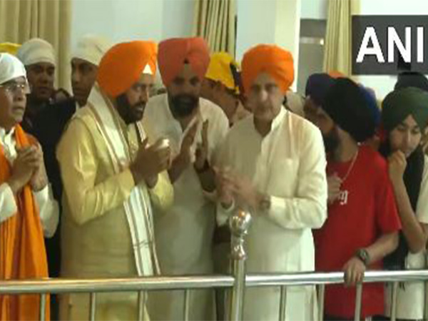 haryana-cm-nayab-singh-saini-offers-prayers-at-anandpur-sahib-gurudwara-on-baisakhi
