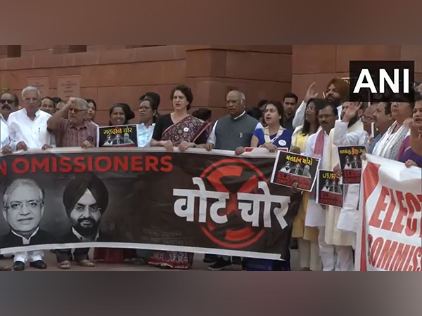 india-bloc-intensifies-protest-against-vote-theft-allegations-sir-outside-parliament-building