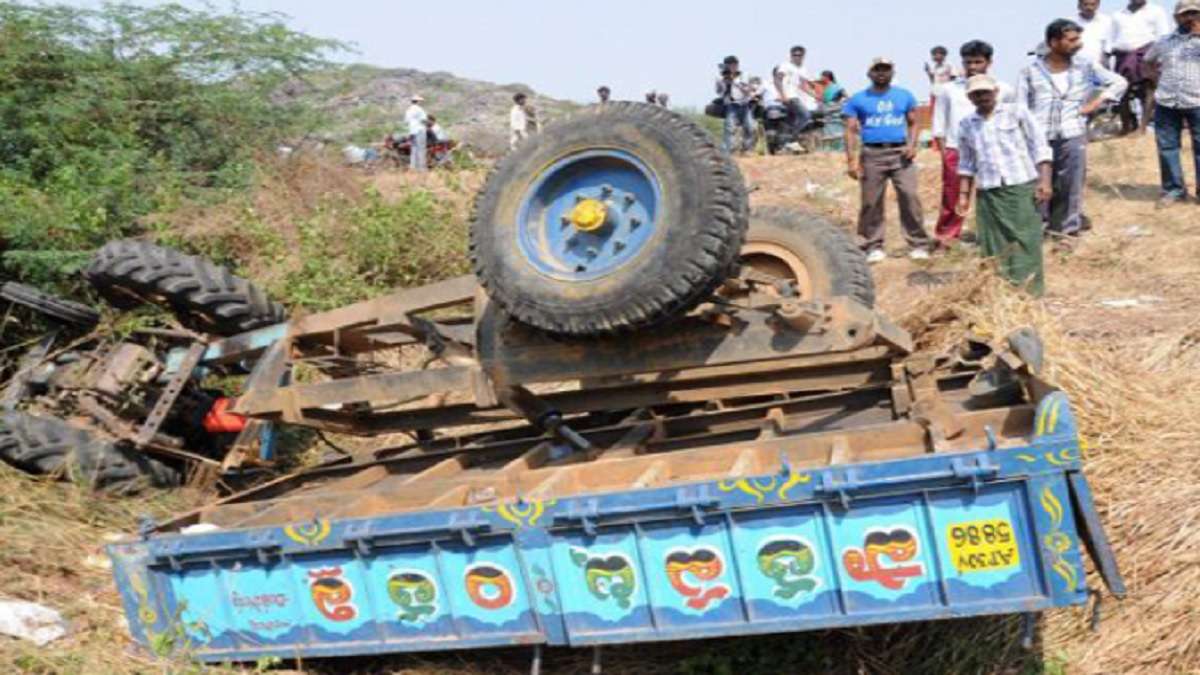 up-4-killed-several-injured-after-truck-rams-into-tractor-trolley-in-mainpuri