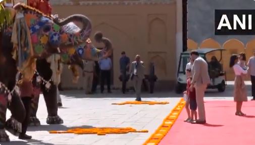 us-vice-president-jd-vance-arrives-at-jaipurs-amber-fort-with-family