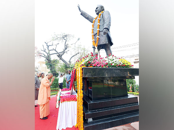 up-cm-yogi-adityanath-pays-tribute-to-former-cm-hn-bahuguna-on-his-birth-anniversary