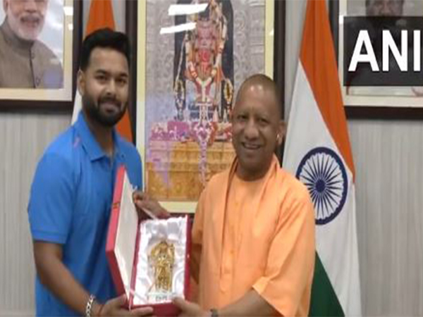 uttar-pradesh-cm-yogi-adityanath-interacts-and-greets-lucknow-super-giants-team-ahead-of-ipl-2025