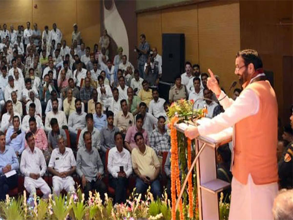 Government stands together with traders contributing to state