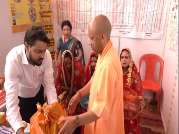 cm-adityanath-inaugurates-exhibition-based-on-public-welfare-schemes-of-uttar-pradesh-govt