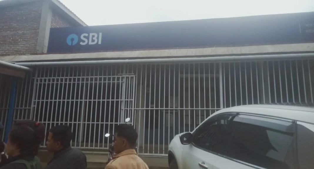 manipur-gunmen-rob-sbi-branch-in-broad-daylight-robbers-make-off-with-inr-15-lakh- 