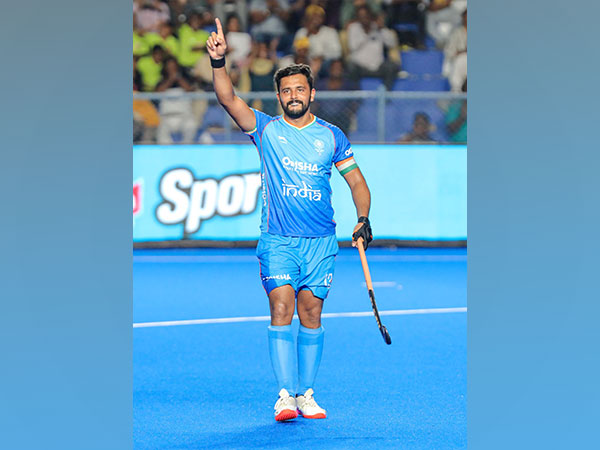 enthusiastic-indian-hockey-players-sign-up-for-various-educational-courses-with-amity-university
