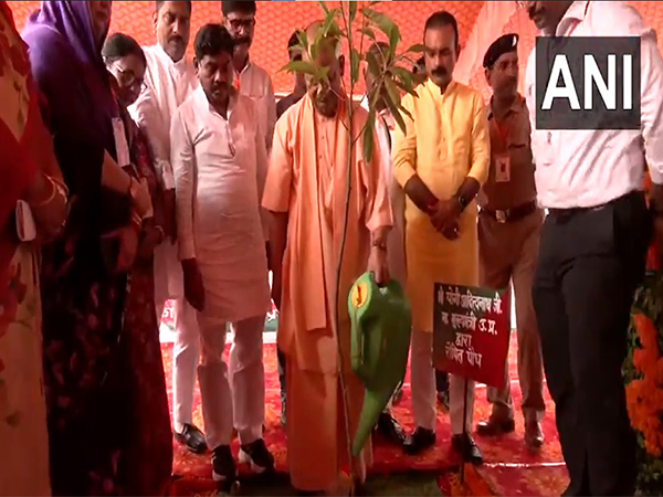 up-cm-adityanath-plants-sapling-under-ek-ped-maa-ke-naam-initiative