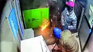 Three-member gang loots INR 29 lakh from ATM using gas cutter