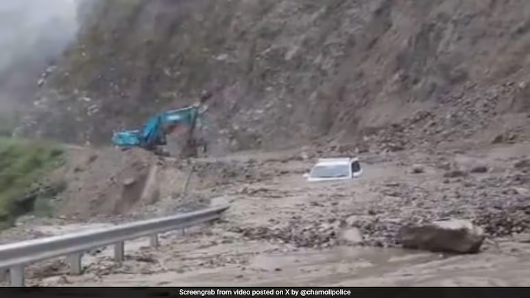 badrinath-national-highway-blocked-due-to-debris-falling-from-the-hill-near-nandprayag-and-bhanerpani