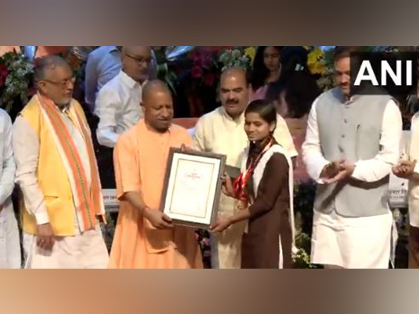 uttar-pradesh-cm-yogi-adityanath-felicitates-166-meritorious-students-distributes-tablets
