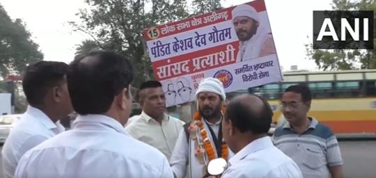 garland-of-slippers-lok-sabha-candidate-from-aligarh-and-his-quirky-poll-campaign