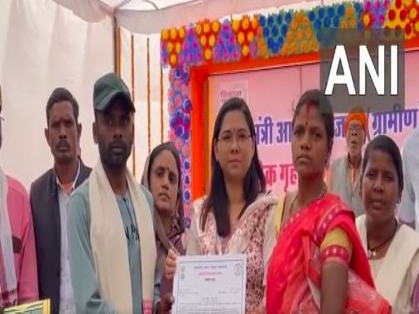 chhattisgarh-surrendered-naxalites-people-affected-by-naxal-violence-get-benefits-under-pmay-in-balrampur