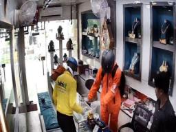 UP: Thieves posing as delivery boys rob jewellery store, flee with 20 kg of silver, ..