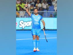 Enthusiastic Indian hockey players sign up for various educational courses with Ami..